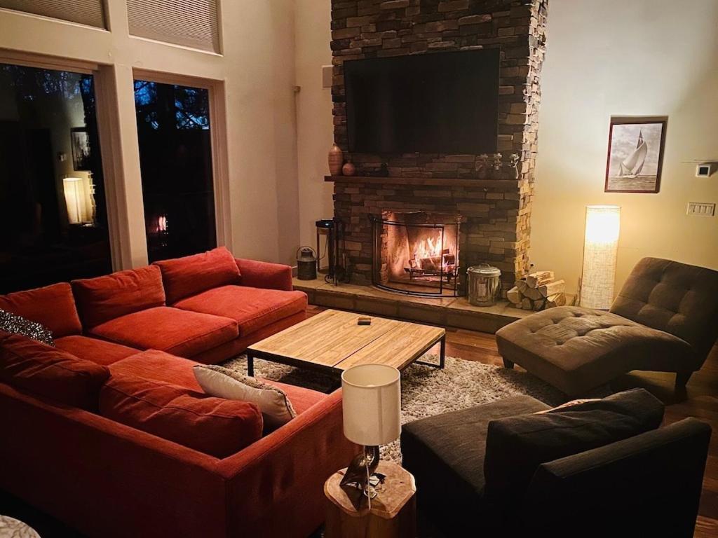 Modern 6 Bedroom Retreat, Stunning Lake Views, Close To Village! Лейк-Эрроухед Экстерьер фото
